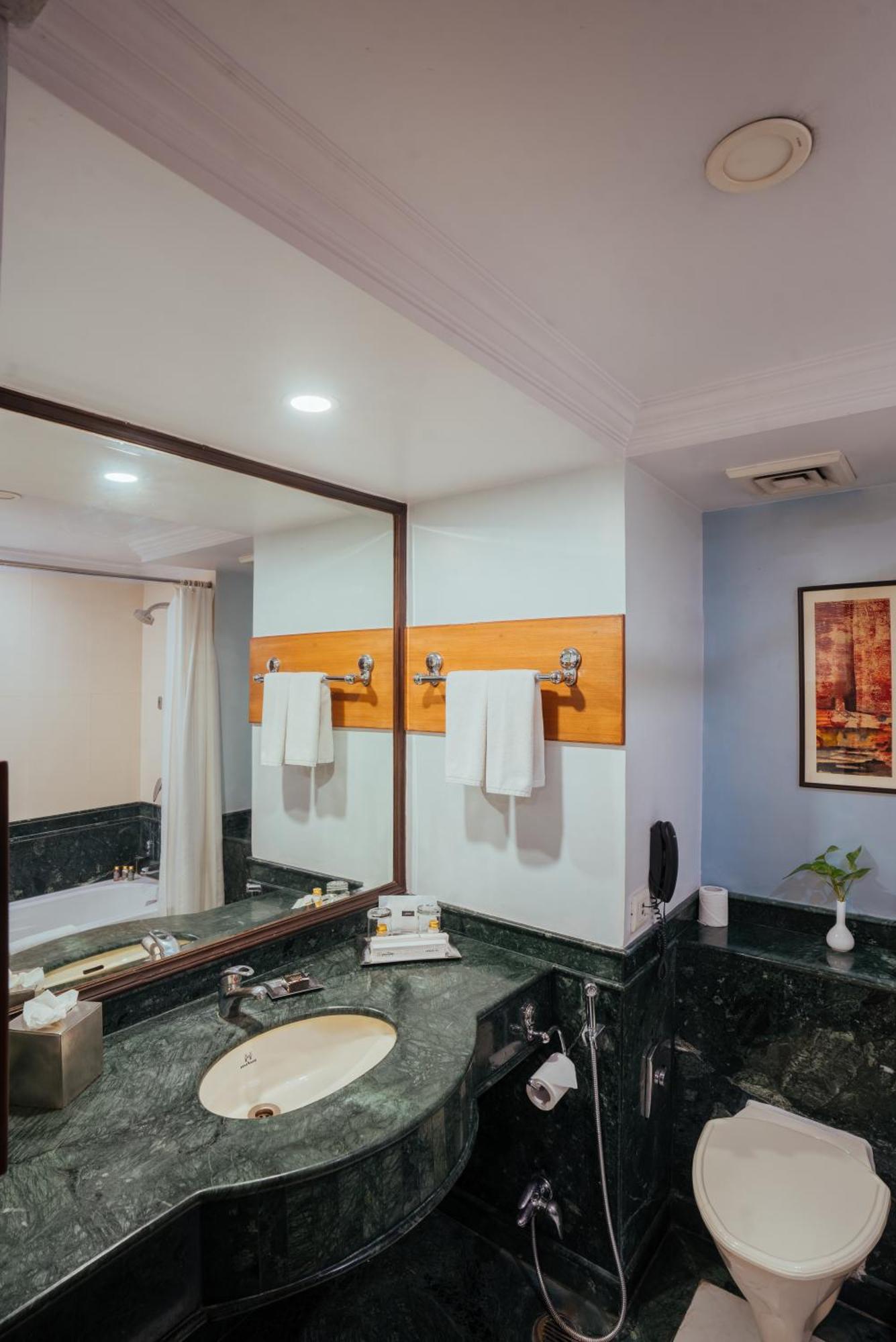 The Piccadily Hotel Lucknow Luaran gambar