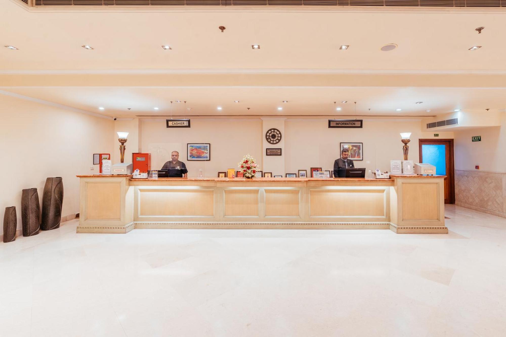 The Piccadily Hotel Lucknow Luaran gambar